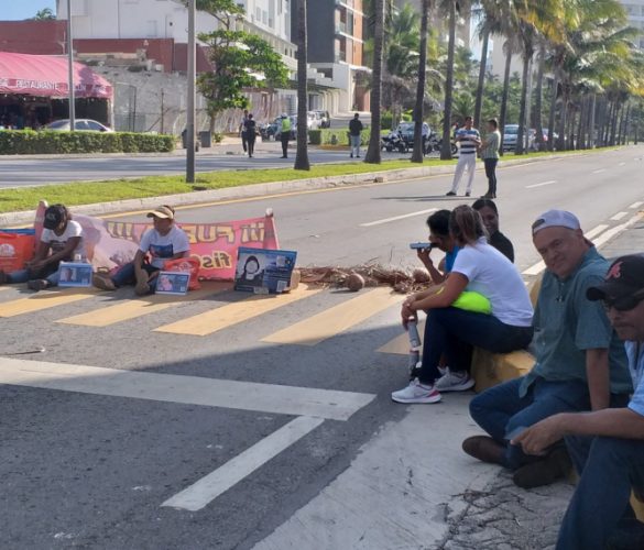 Paraliza protesta a Cancún; 10 personas provocan caos