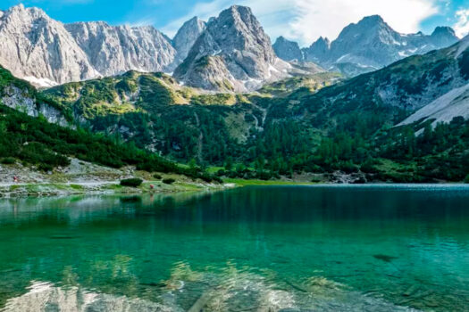 Los Alpes: cordillera montañosa que ofrece impresionantes vistas y oportunidades para practicar deportes de invierno.
