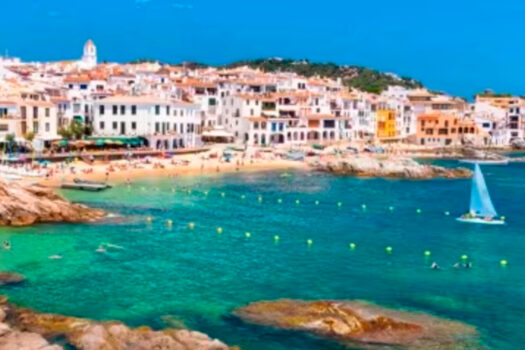 La Costa Brava: región costera de España con playas, calas y pueblos pintorescos.