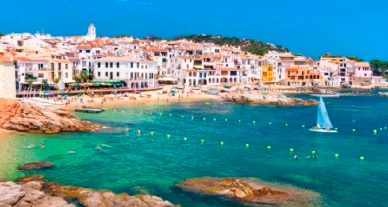 La Costa Brava: región costera de España con playas, calas y pueblos pintorescos.
