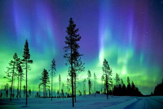 Rumbo al norte: La mágica aurora boreal en Laponia, Finlandia, te espera para una experiencia celestial única.