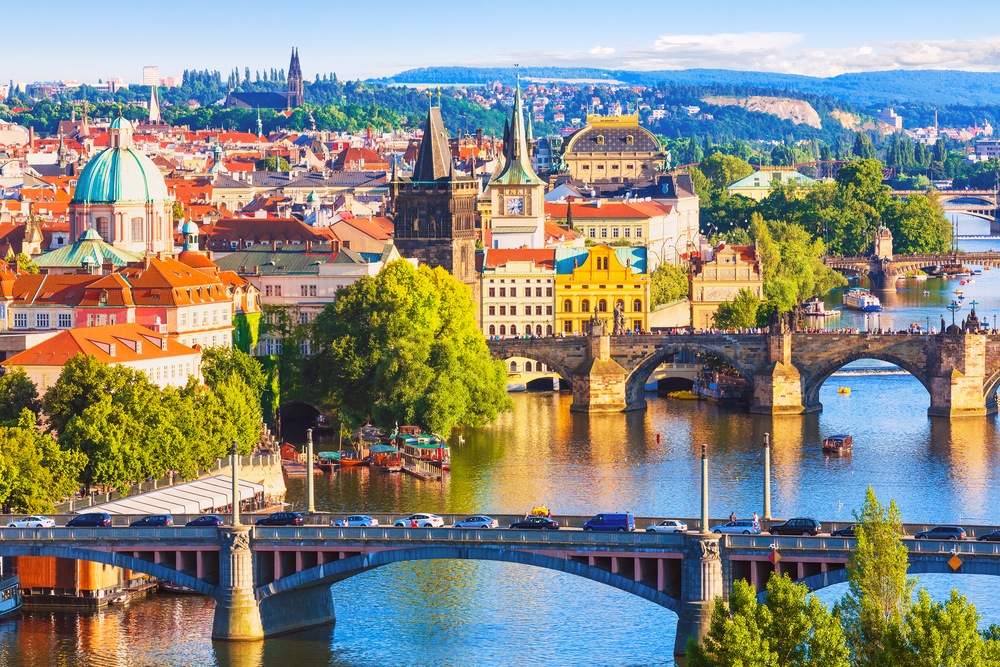 Maravíllate con la arquitectura gótica de Praga, República Checa: Una ciudad de cuentos de hadas en el corazón de Europa Central.