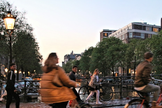 Descubre la Nueva Amsterdam: Bicicletas Inteligentes y Desarrollos Sostenibles en los Países Bajos.