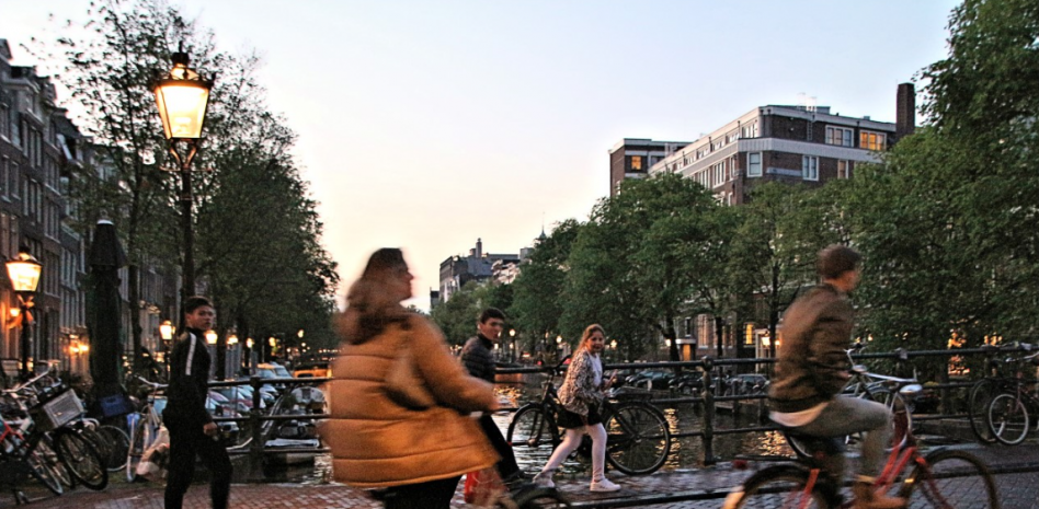 Descubre la Nueva Amsterdam: Bicicletas Inteligentes y Desarrollos Sostenibles en los Países Bajos.