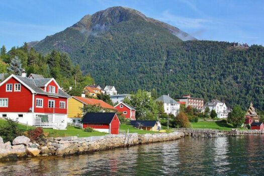 Refugio Ecológico en los Fiordos Noruegos: Hospédate en un Hotel de Lujo que Abraza la Naturaleza Prístina de Escandinavia.