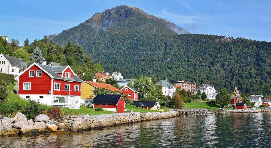 Refugio Ecológico en los Fiordos Noruegos: Hospédate en un Hotel de Lujo que Abraza la Naturaleza Prístina de Escandinavia.