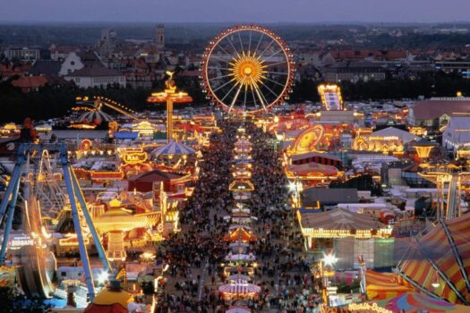 Destinos festivos: Vive la alegría y tradiciones locales en los festivales europeos durante la temporada estival.