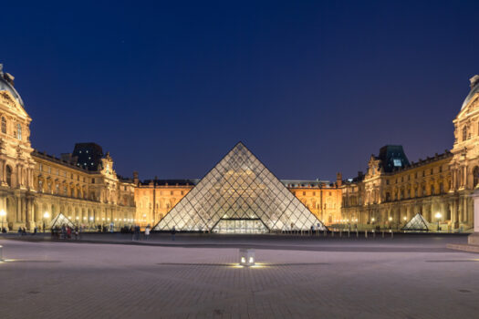 Nuevo museo en el Louvre de París, Francia, alberga colección de arte antiguo.