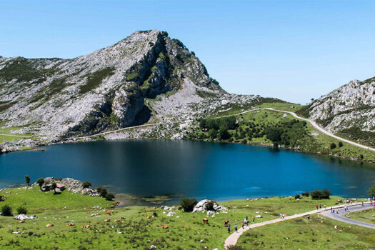 Senderismo en el Parque Nacional de los Picos de Europa en España ofrece vistas panorámicas de la región.