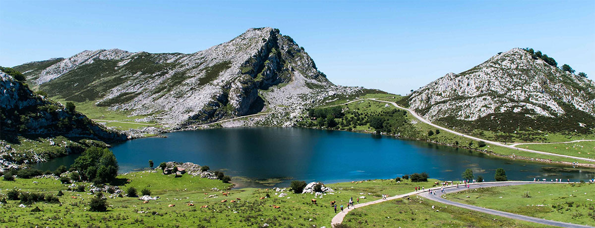 Senderismo en el Parque Nacional de los Picos de Europa en España ofrece vistas panorámicas de la región.