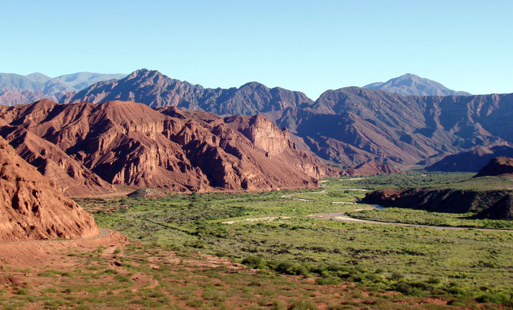 Valles Calchaquíes: Un paraíso natural para explorar en otoño.