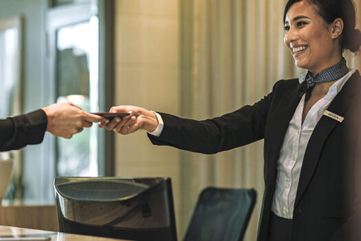 Hoteleras Buscan Trabajadores Ante Verano Récord