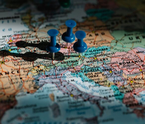 Foto de Lara Jameson: https://www.pexels.com/es-es/foto/azul-mapa-europa-pines-8828587/