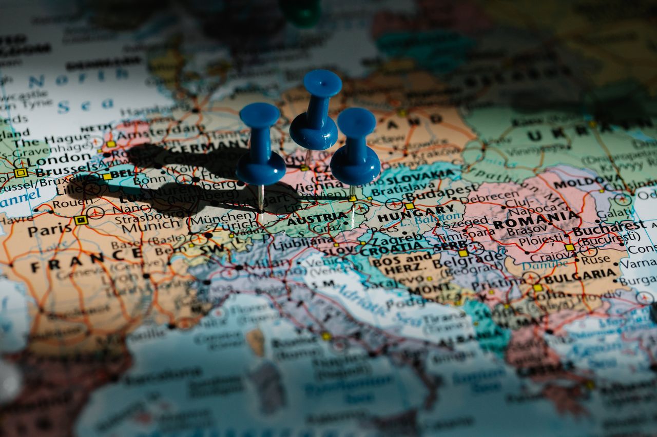 Foto de Lara Jameson: https://www.pexels.com/es-es/foto/azul-mapa-europa-pines-8828587/