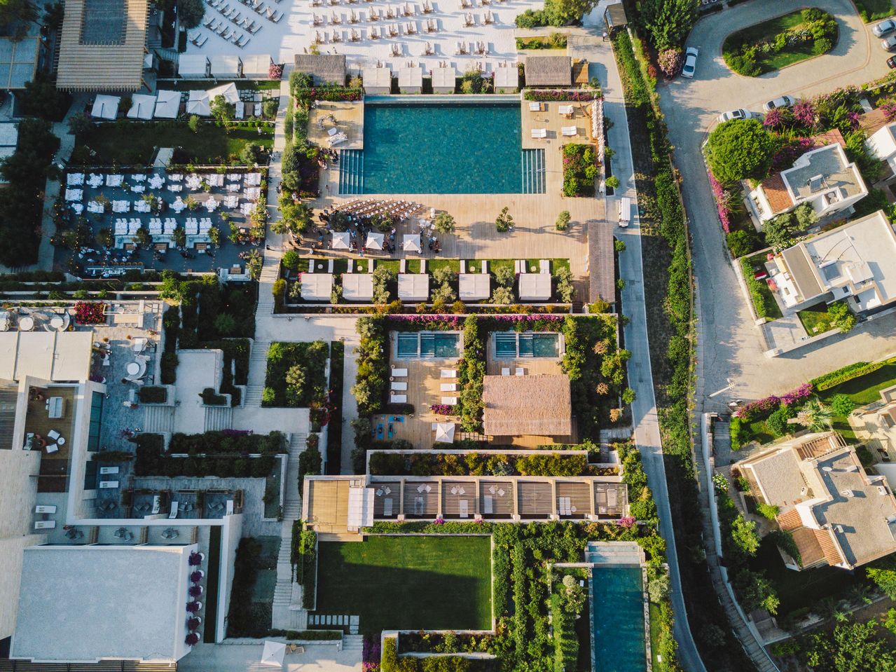 Foto de Enes Çelik: https://www.pexels.com/es-es/foto/naturaleza-lujo-centro-turistico-resort-7748791/