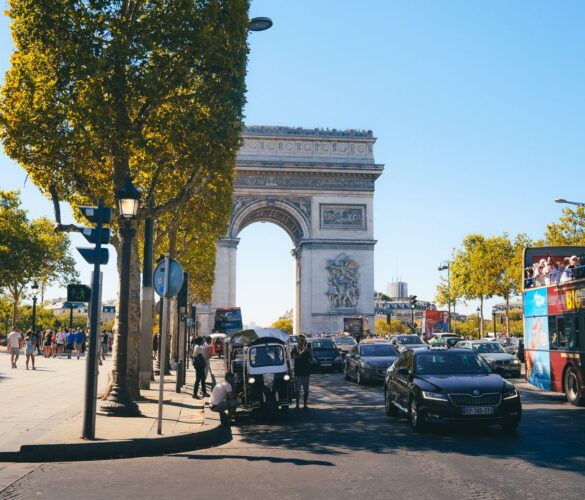 Foto de Jarod Barton: https://www.pexels.com/es-es/foto/ciudad-coches-carretera-trafico-17285120/
