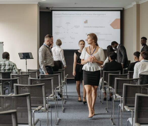 Foto de Pavel Danilyuk: https://www.pexels.com/es-es/foto/gente-oficina-reunion-encuentro-8761561/