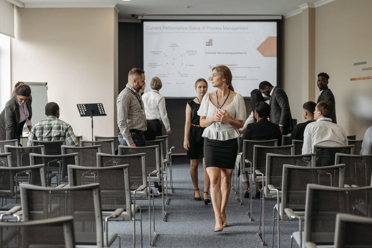 Foto de Pavel Danilyuk: https://www.pexels.com/es-es/foto/gente-oficina-reunion-encuentro-8761561/