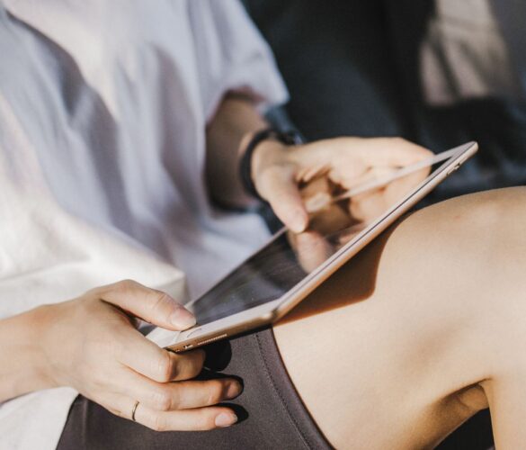 Foto de SHVETS production: https://www.pexels.com/es-es/foto/manos-sujetando-tableta-digital-dispositivo-electronico-9052250/