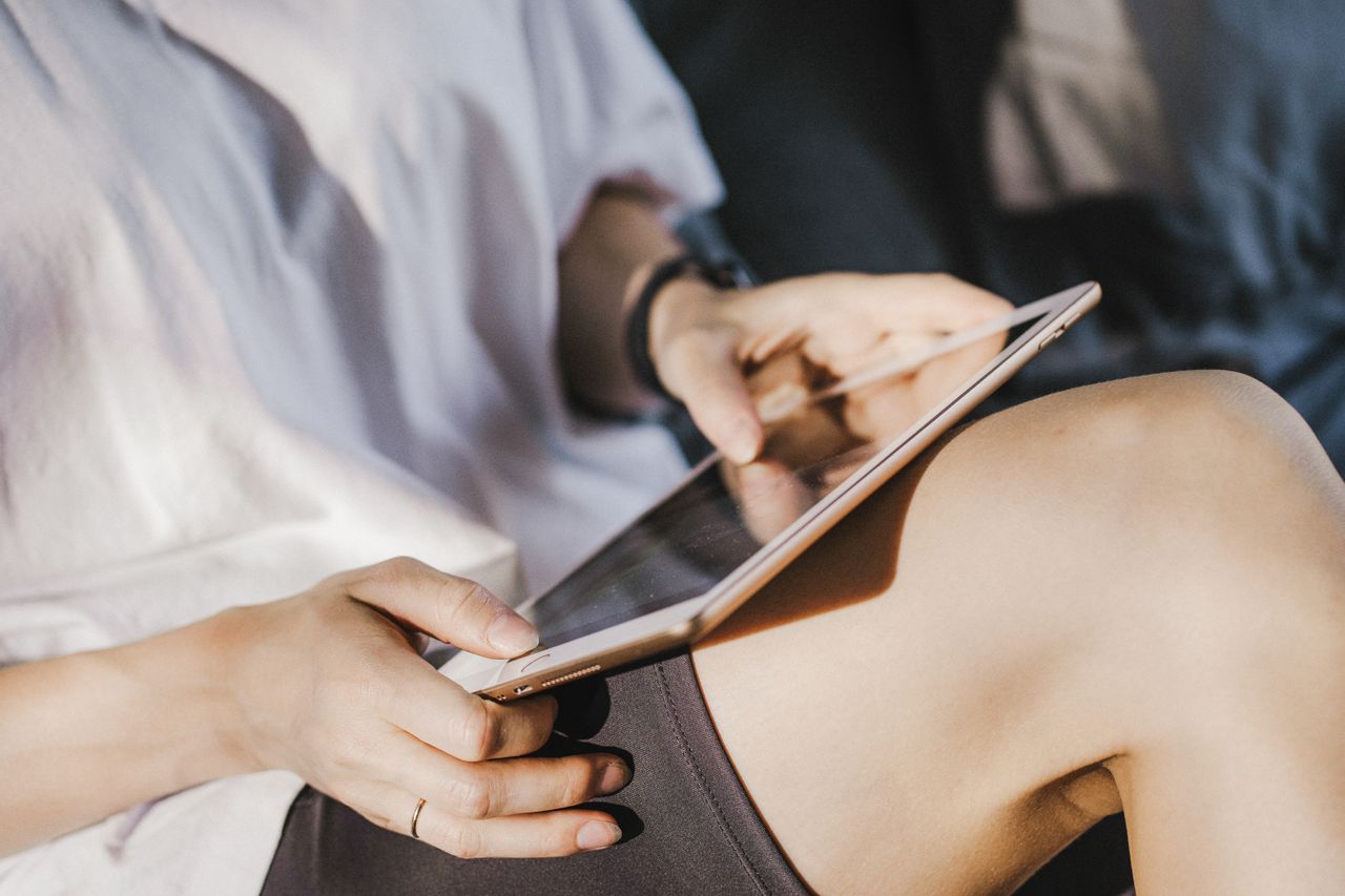 Foto de SHVETS production: https://www.pexels.com/es-es/foto/manos-sujetando-tableta-digital-dispositivo-electronico-9052250/